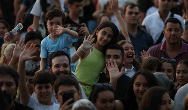 baskan-cercioglu-cocuklari-yilsonu-senligi-ile-bulusturdu-M6NjhCLM.jpg