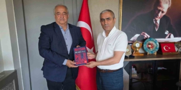 baskan-ozturkten-kaymakam-guneye-helvaci-kilimi-kitabi-takdimi-CvWlqvH2.jpg