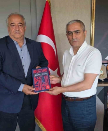 baskan-ozturkten-kaymakam-guneye-helvaci-kilimi-kitabi-takdimi-CvWlqvH2.jpg