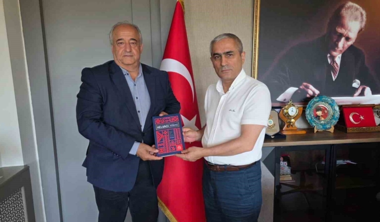 baskan-ozturkten-kaymakam-guneye-helvaci-kilimi-kitabi-takdimi-CvWlqvH2.jpg