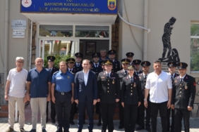 bayindir-kaymakami-meteden-jandarmaya-kurulus-yil-donumu-ziyareti-VF6lFuhM.jpg