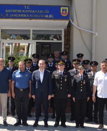 bayindir-kaymakami-meteden-jandarmaya-kurulus-yil-donumu-ziyareti-VF6lFuhM.jpg