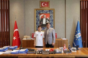 belediye-baskani-kahveci-milli-yuzucu-omer-cengizi-agirladi-n4HUdBi8.jpg