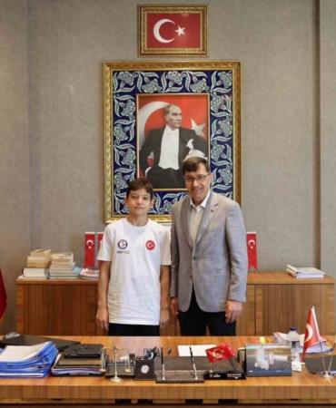 belediye-baskani-kahveci-milli-yuzucu-omer-cengizi-agirladi-n4HUdBi8.jpg