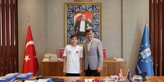 belediye-baskani-kahveci-milli-yuzucu-omer-cengizi-agirladi-n4HUdBi8.jpg