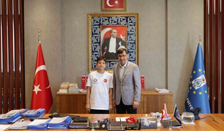 belediye-baskani-kahveci-milli-yuzucu-omer-cengizi-agirladi-n4HUdBi8.jpg