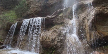 bir-kis-bir-yaz-su-uctu-selalesi-4-mevsim-mest-ediyor-rtJV54Bs.jpg