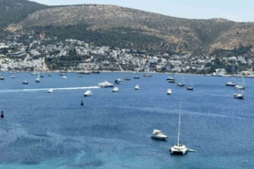 bodrum-koylarinda-yat-kusatmasi-sezon-acildi-denizde-yogunluk-basladi-PmwJOyrZ.jpg