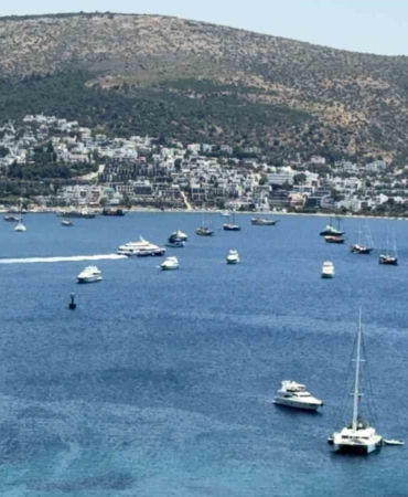 bodrum-koylarinda-yat-kusatmasi-sezon-acildi-denizde-yogunluk-basladi-PmwJOyrZ.jpg
