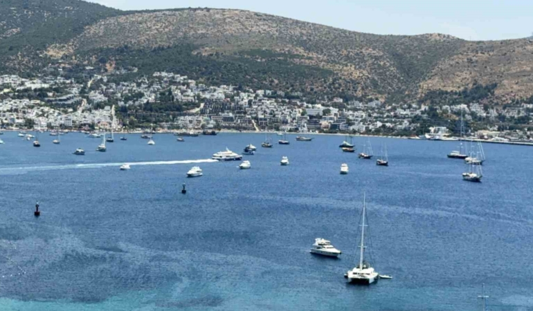 bodrum-koylarinda-yat-kusatmasi-sezon-acildi-denizde-yogunluk-basladi-PmwJOyrZ.jpg