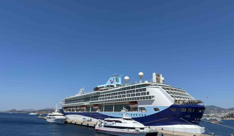 bodruma-turist-akini-deniz-yoluyla-1760-turist-geldi-dH3xwYjM.jpg