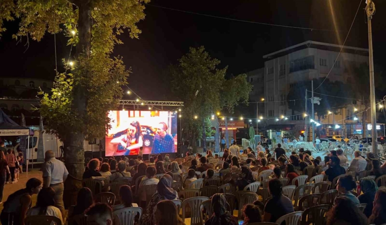 buharkentliler-acik-hava-sinemasinda-bulustu-QGt6DGjZ.jpg