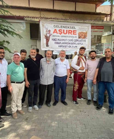 cemaat-ve-esnaflar-imece-usulu-ile-hazirladigi-2-bin-kap-asureyi-dagitti-xFQy2QfD.jpg