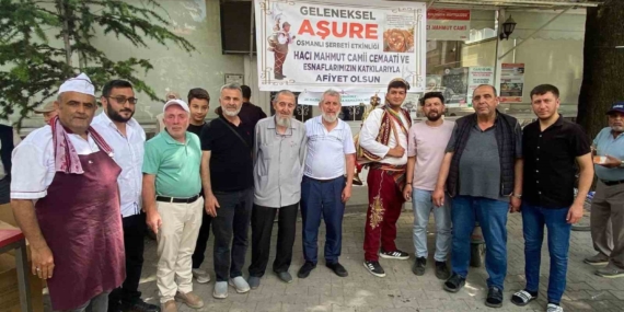 cemaat-ve-esnaflar-imece-usulu-ile-hazirladigi-2-bin-kap-asureyi-dagitti-xFQy2QfD.jpg