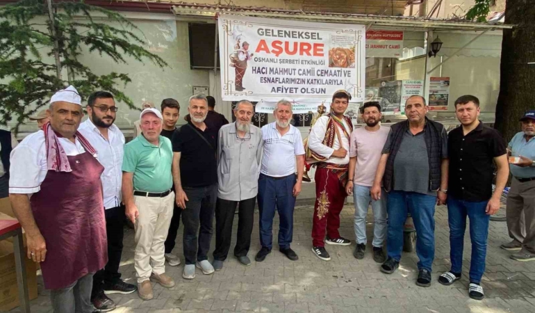 cemaat-ve-esnaflar-imece-usulu-ile-hazirladigi-2-bin-kap-asureyi-dagitti-xFQy2QfD.jpg