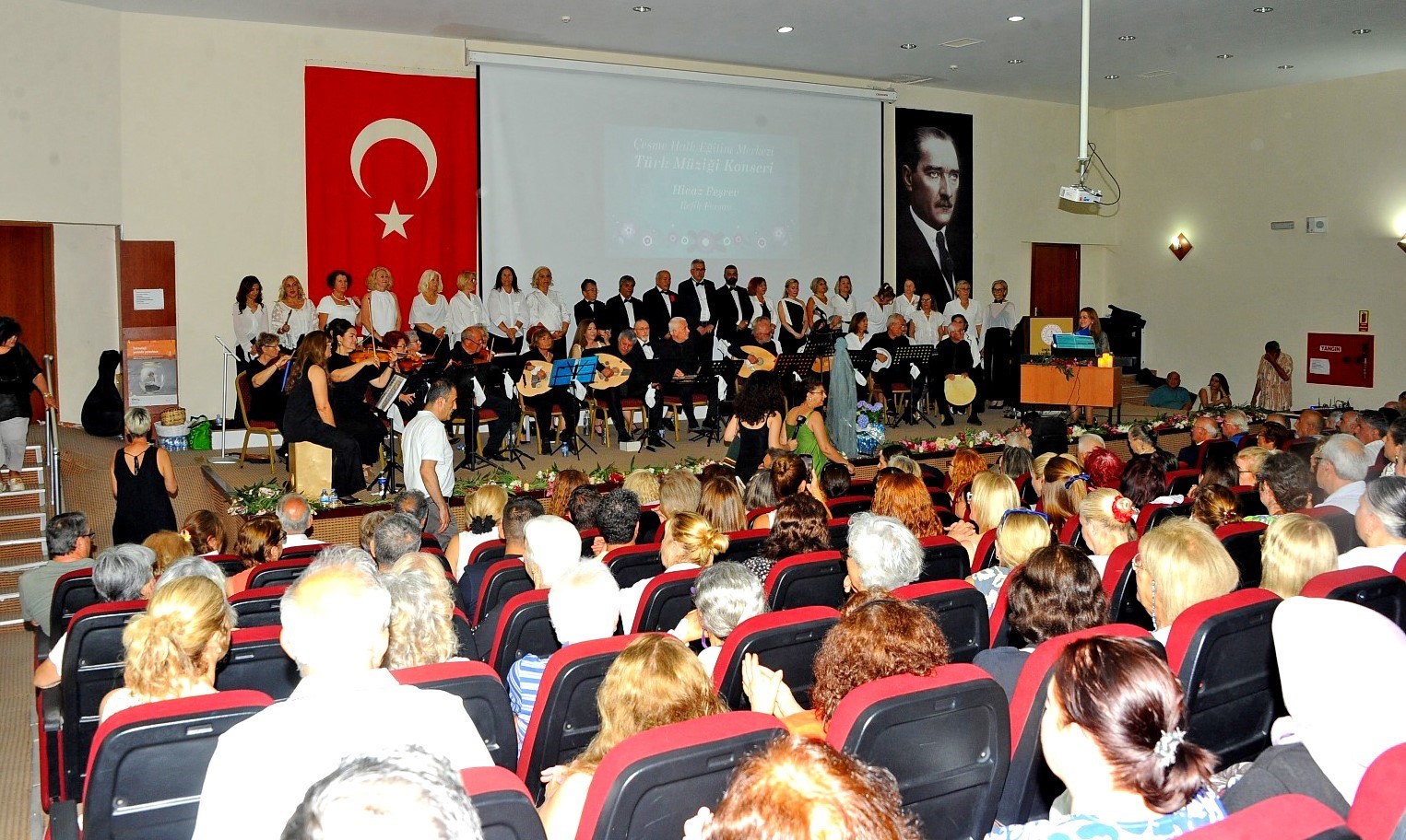 cesme-halk-egitim-merkezinden-yil-sonu-konserinde-muzik-ve-sanat-soleni-7M2kMxvL.jpg