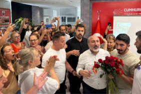 chp-izmir-il-baskanliginda-karanfil-gerginligi-Q7IGJHeG.jpg