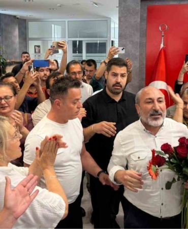 chp-izmir-il-baskanliginda-karanfil-gerginligi-Q7IGJHeG.jpg