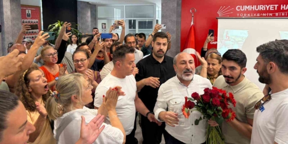 chp-izmir-il-baskanliginda-karanfil-gerginligi-Q7IGJHeG.jpg
