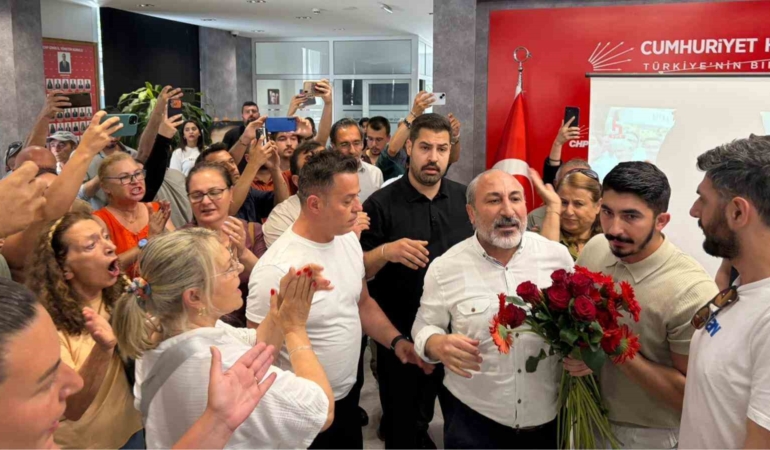chp-izmir-il-baskanliginda-karanfil-gerginligi-Q7IGJHeG.jpg