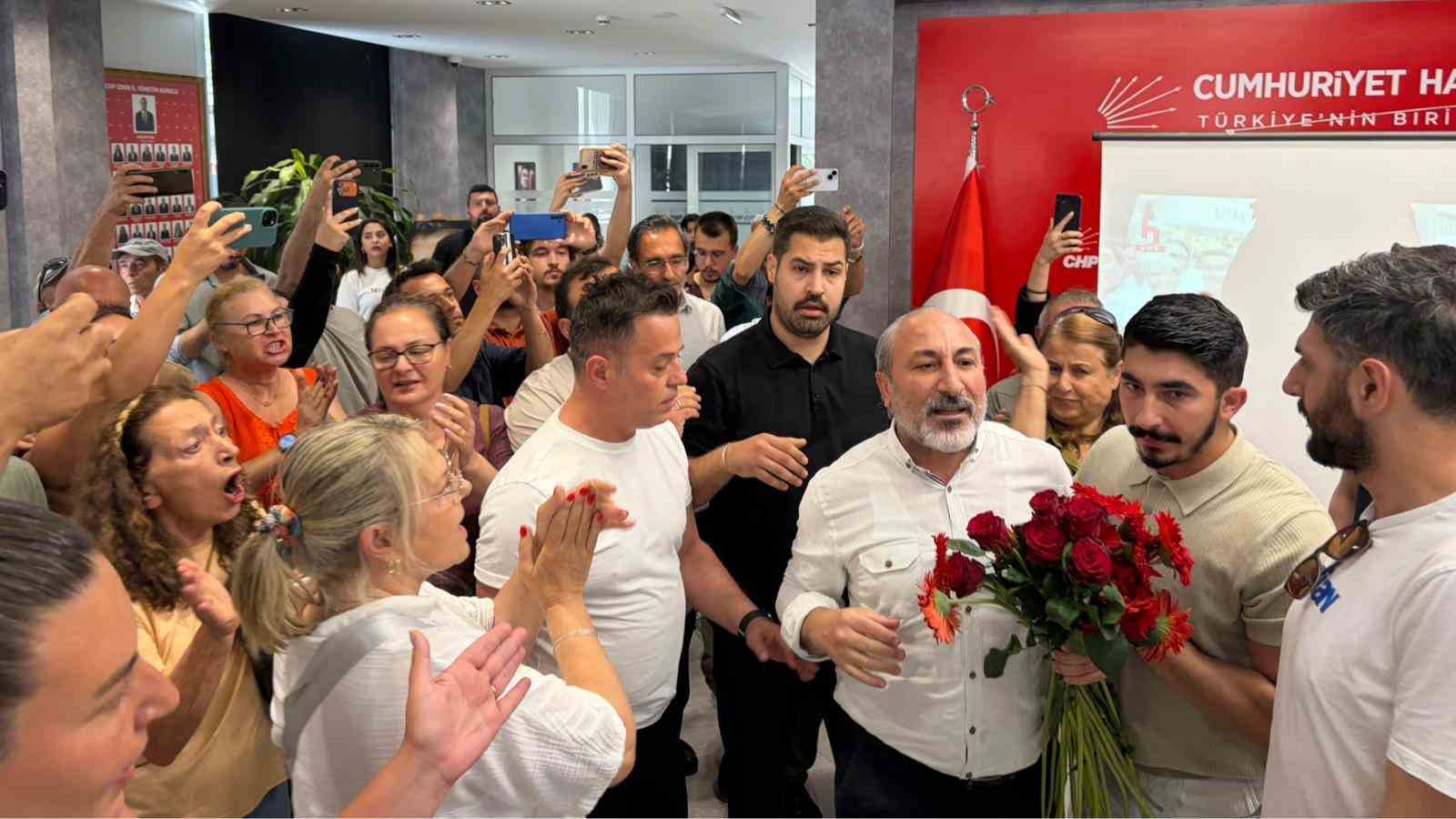 chp-izmir-il-baskanliginda-karanfil-gerginligi-Q7IGJHeG.jpg
