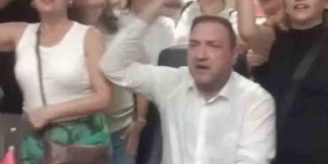 chp-izmirde-olayli-gece-gumrukcu-il-binasina-girdi-taraflar-arasinda-arbede-cikti-IqiwCl71.jpg