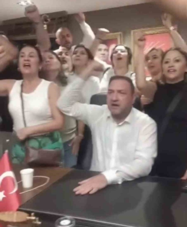chp-izmirde-olayli-gece-gumrukcu-il-binasina-girdi-taraflar-arasinda-arbede-cikti-IqiwCl71.jpg