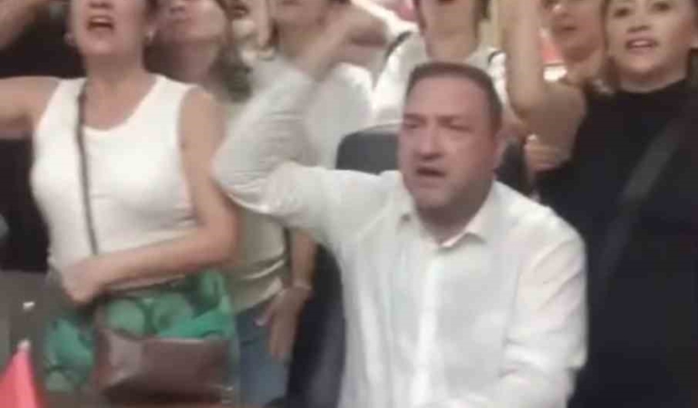 chp-izmirde-olayli-gece-gumrukcu-il-binasina-girdi-taraflar-arasinda-arbede-cikti-IqiwCl71.jpg