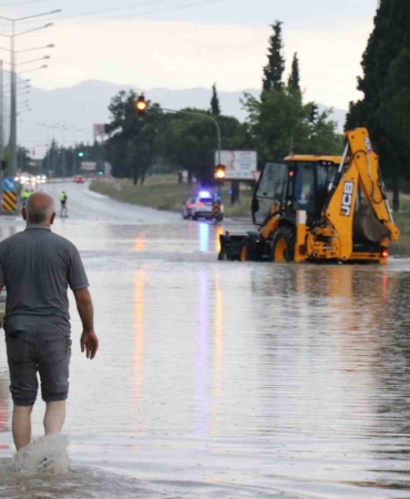 denizlide-saganak-nedeniyle-karayolu-ulasima-kapandi-Q8VQMm32.jpg
