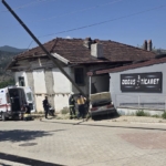 deponun-duvarina-carpan-otomobildeki-yasli-kari-koca-hayatini-kaybetti-Ot4R1trh.jpg