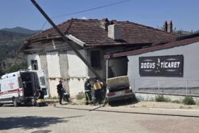 deponun-duvarina-carpan-otomobildeki-yasli-kari-koca-hayatini-kaybetti-Ot4R1trh.jpg