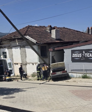 deponun-duvarina-carpan-otomobildeki-yasli-kari-koca-hayatini-kaybetti-Ot4R1trh.jpg
