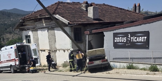 deponun-duvarina-carpan-otomobildeki-yasli-kari-koca-hayatini-kaybetti-Ot4R1trh.jpg