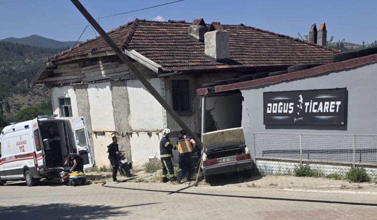 deponun-duvarina-carpan-otomobildeki-yasli-kari-koca-hayatini-kaybetti-Ot4R1trh.jpg