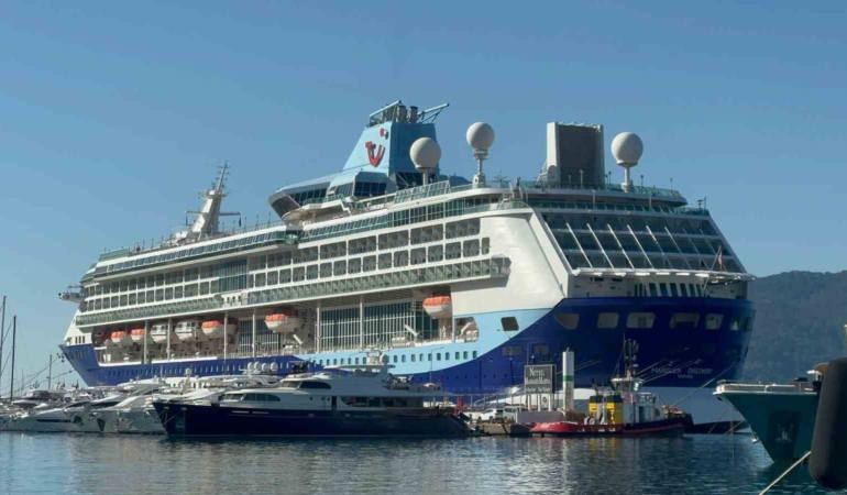 dev-gemi-2-bin500-yolcusu-ile-marmaris-limanina-demirledi-ppKwIkyW.jpg