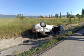 devrilen-otomobilde-bir-kisi-oldu-3-kisi-yaralandi-qcMfTgwS.jpg