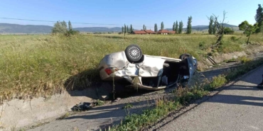 devrilen-otomobilde-bir-kisi-oldu-3-kisi-yaralandi-qcMfTgwS.jpg