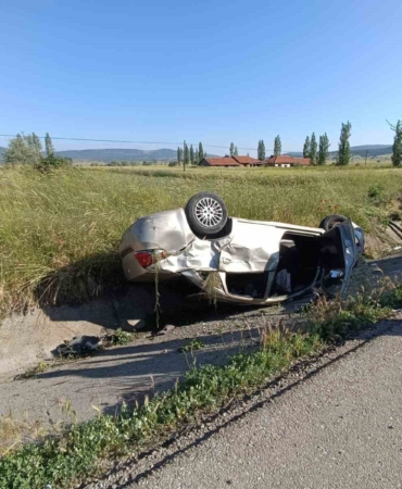 devrilen-otomobilde-bir-kisi-oldu-3-kisi-yaralandi-qcMfTgwS.jpg
