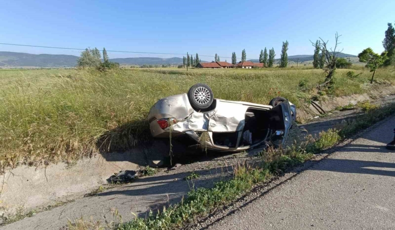 devrilen-otomobilde-bir-kisi-oldu-3-kisi-yaralandi-qcMfTgwS.jpg