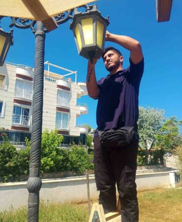 didim-belediyesinden-parklarda-bakim-ve-yenileme-calismasi-Gy3g2xGF.jpg