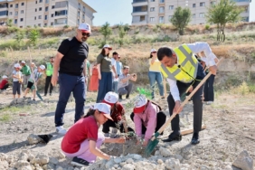 dogayla-bulusan-cocuklar-zeytin-fidanlariyla-yesile-katki-yapti-dfa9BbCb.jpg
