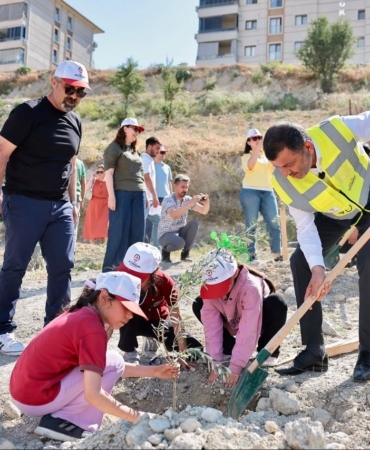 dogayla-bulusan-cocuklar-zeytin-fidanlariyla-yesile-katki-yapti-dfa9BbCb.jpg