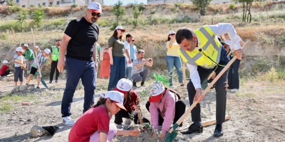 dogayla-bulusan-cocuklar-zeytin-fidanlariyla-yesile-katki-yapti-dfa9BbCb.jpg