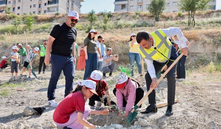 dogayla-bulusan-cocuklar-zeytin-fidanlariyla-yesile-katki-yapti-dfa9BbCb.jpg