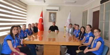 emet-kaymakami-baskapan-il-birincisi-kiz-voleybol-takimini-kabul-etti-eNZlhVJ8.jpg