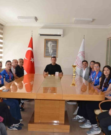 emet-kaymakami-baskapan-il-birincisi-kiz-voleybol-takimini-kabul-etti-eNZlhVJ8.jpg