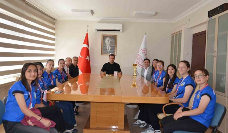 emet-kaymakami-baskapan-il-birincisi-kiz-voleybol-takimini-kabul-etti-eNZlhVJ8.jpg