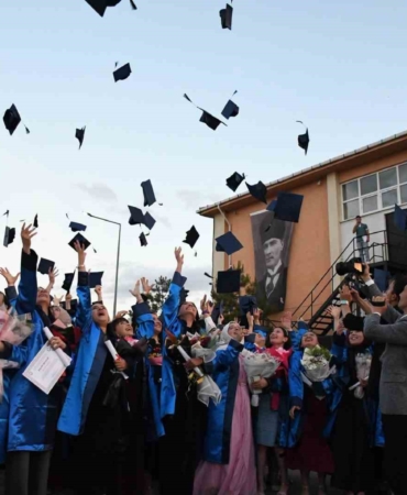 emet-myoda-mezuniyet-coskusu-jQrCl2vO.jpg