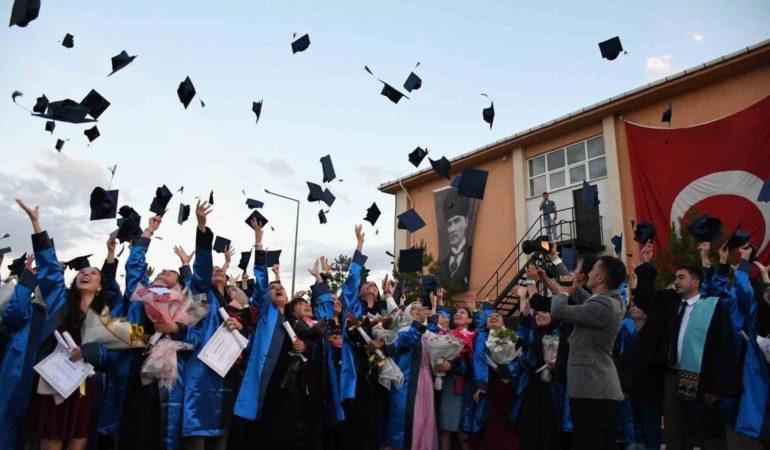 emet-myoda-mezuniyet-coskusu-jQrCl2vO.jpg