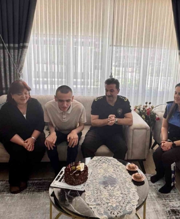 emir-bugraya-anlamli-dogum-gunu-surprizi-TKIr6L2n.jpg